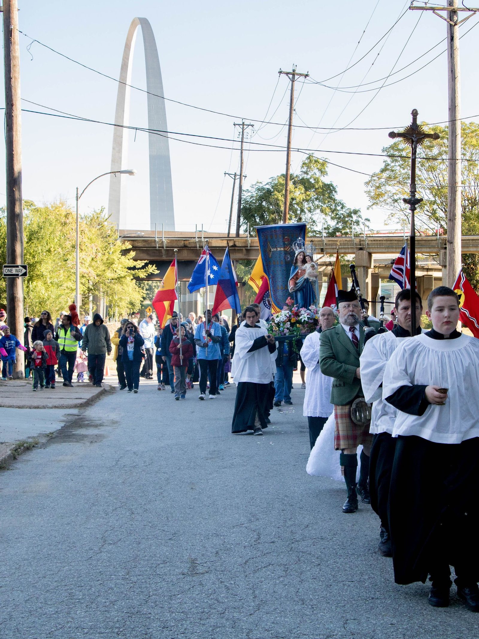 Marian Procession with the Gateway Arch — Rosary Run